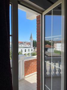 CërrikHotel Xhelili的从建筑的窗户欣赏美景