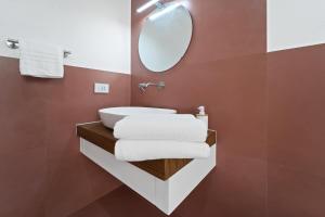 夸尔图-圣埃莱娜Paquja的浴室设有白色水槽和镜子