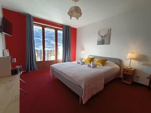 阿洛斯阳光普照酒店的一间卧室设有一张床和一个大窗户