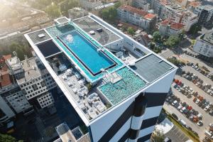 萨格勒布Maistra City Vibes Zonar Zagreb的享有大楼游泳池的顶部景致
