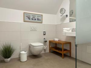 瓦尔内明德奥斯西兰德酒店的白色的浴室设有卫生间和水槽。