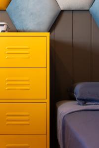 米哈斯Maravilloso Apartamento en Mijas Golf的卧室配有黄色梳妆台,位于床边