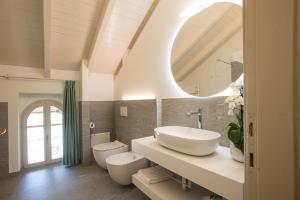 巴韦诺奥尔腾西亚公寓的浴室设有2个卫生间和水槽