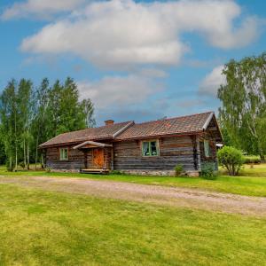 SollerönTraditionell Timmerstuga - Mora, Gesunda的土路的田野上的小木屋