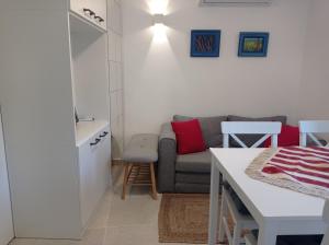 耶尔萨Heritage 4-star Studio Apartment Pitve Hvar的客厅配有沙发和桌子