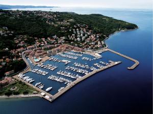 穆贾圣洛科酒店的海港的空中景色,水中有船只