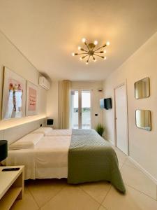 阿尔盖罗Milena Suite Apartments的一间卧室配有一张床和一个吊灯