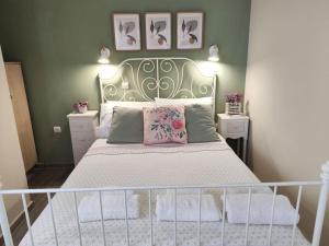 卡拉马基Frezia House的一间卧室配有白色床和2个床头柜