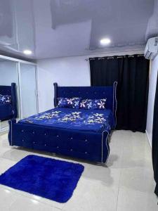 圣地亚哥洛斯卡巴Alojamiento paulino的蓝色的床上,蓝色的地毯