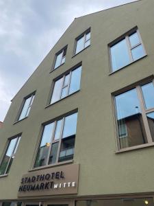 诺伊马克特Stadthotel Neumarkt Mitte的一面有窗户的建筑