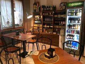 皮耶韦佩拉戈La Buca delle Fate的餐厅配有桌椅和冰箱。