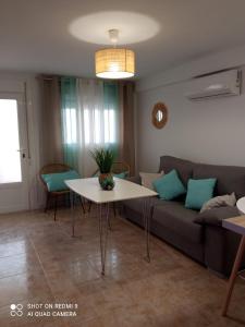 拉皮内达Paraíso beach的客厅配有沙发和桌子