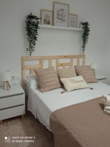 拉皮内达Paraíso beach的一间卧室配有两张带枕头的床。