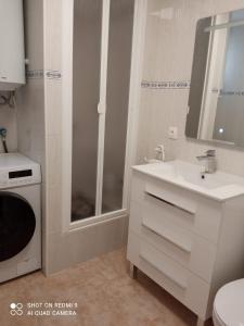 拉皮内达Paraíso beach的白色的浴室设有水槽和镜子