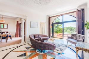 埃斯托利尔Estoril Royal Atlantic Villa with Ocean View的客厅配有家具和大窗户。