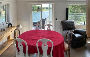 DalaröAwesome Home In Dalar With House Sea View的一间用餐室,配有红色的桌子和椅子