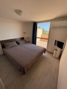 普林希匹纳马尔Rio Home的一间卧室设有一张大床和一个滑动玻璃门