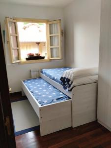柯米拉斯Las Martas的一间小卧室,配有床和窗户