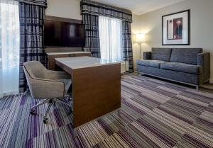 马特森芝加哥马特森汉普顿酒店的酒店客房配有书桌和沙发。