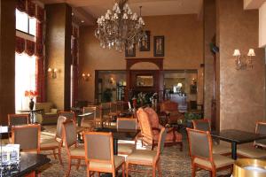 波林布鲁克柏林布鲁克汉普顿酒店及套房的一间带桌椅和吊灯的用餐室