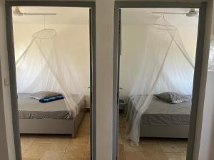 萨利波图尔Villa Aquarêve的一间卧室配有带蚊帐的床