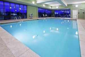 查塔努加北查塔努加希尔顿恒庭酒店的大楼里一个蓝色的大泳池