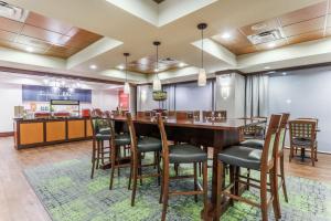 查塔努加北查塔努加希尔顿恒庭酒店的大型用餐室配有长桌和椅子