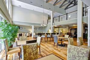 查尔斯顿汉普顿酒店及套房查尔斯顿／宜人山－棕榈岛的用餐室配有桌椅