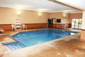 锡达拉皮兹锡达拉皮兹汉普顿酒店的和酒店同住一间酒店客房内的大型游泳池