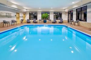 克拉里恩克拉丽奥希尔顿恒庭酒店的一座配有桌椅的酒店游泳池