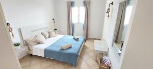 圣玛丽亚Sunset house Cabo Verde的小卧室配有一张带蓝色毯子的床