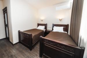 巴甫洛达尔Dvin Hotel的小型客房配有两张床。