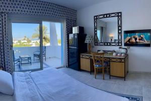 沙姆沙伊赫Azure Retreat - Private Luxury Sea View Apartment的客房设有带书桌和镜子的卧室