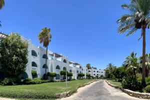沙姆沙伊赫Azure Retreat - Private Luxury Sea View Apartment的棕榈树度假村外景