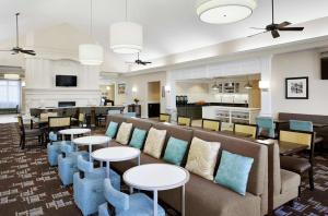 尚佩恩霍姆伍香槟-乌尔班纳酒店的大堂配有沙发、椅子和桌子