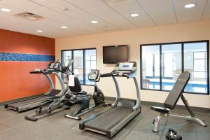 哥伦比亚哥伦比亚密苏里大学汉普顿酒店及套房的健身房设有心肺功能训练器材和平面电视。