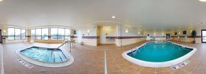 卡斯珀Newly Renovated-Hampton Inn & Suites Casper的大型浴室设有大型游泳池