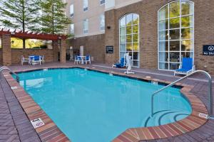 凤凰城凤凰城哥伦布区希尔顿恒庭旅馆&套房酒店的酒店的大型游泳池配有桌椅