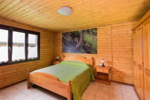 格雷索圣尚玛格丽特露营度假酒店的小木屋内一间卧室,配有一张床