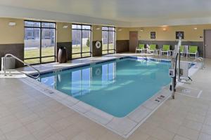 梅森辛辛那提/梅森希尔顿惠庭套房酒店的蓝色的大游泳池,位于酒店客房内