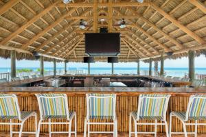 代托纳海滩代托纳海滩/海滨汉普顿酒店的海滩上设有椅子和电视的酒吧