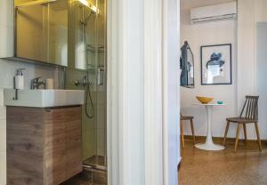 雅典Breeze 1BD Apartment by BluPine的一间带水槽和淋浴的浴室
