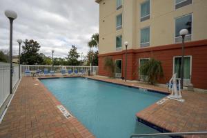 弗拉格勒海滩汉普顿酒店及套房棕榈海岸的大楼前的大型游泳池