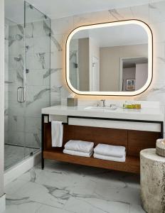 达拉斯达拉斯 - 爱田希尔顿逸林酒店的一间带水槽和镜子的浴室