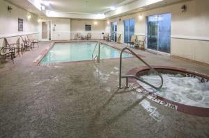沃克西哈奇沃克西哈奇汉普顿套房酒店的一座大型游泳池,在酒店的房间内配有热水浴缸