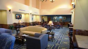 罗克沃尔达拉斯罗克沃尔汉普顿酒店的酒店大堂设有桌椅和沙发。