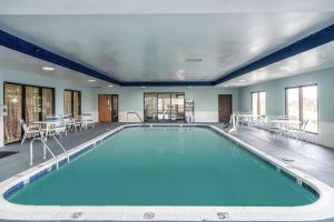 Newbern都柏林汉普顿酒店的大楼里一个蓝色的大泳池