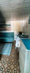 茨雷斯Guesthouse Porto的客房设有床、桌子和水槽