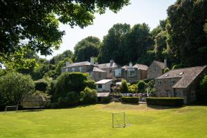 金斯布里奇Twysden Cottage的草地上带足球的院子