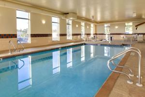 迪比克汉普顿迪比克酒店的在酒店房间的一个大型游泳池